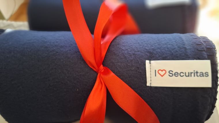 Koc polarowy z tkaną metką I love Securitas